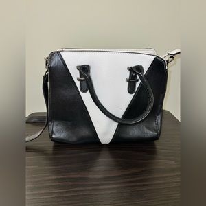 Black and white Steve Madden handle bag